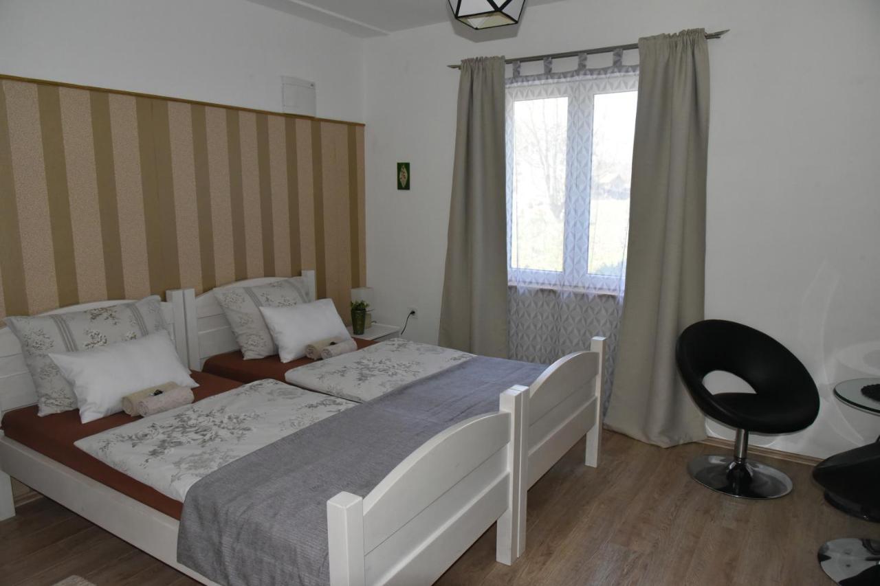 Rooms Bobic Licko Petrovo Selo Экстерьер фото