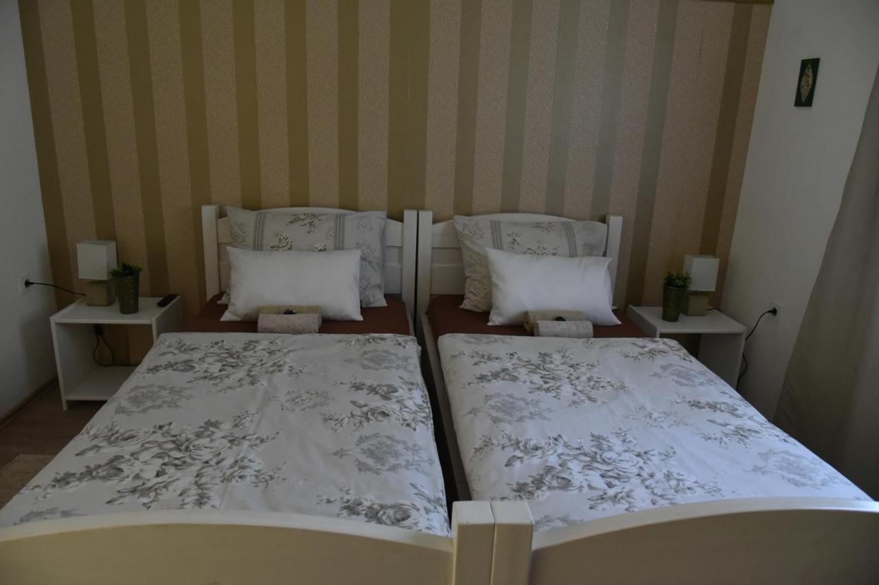 Rooms Bobic Licko Petrovo Selo Экстерьер фото